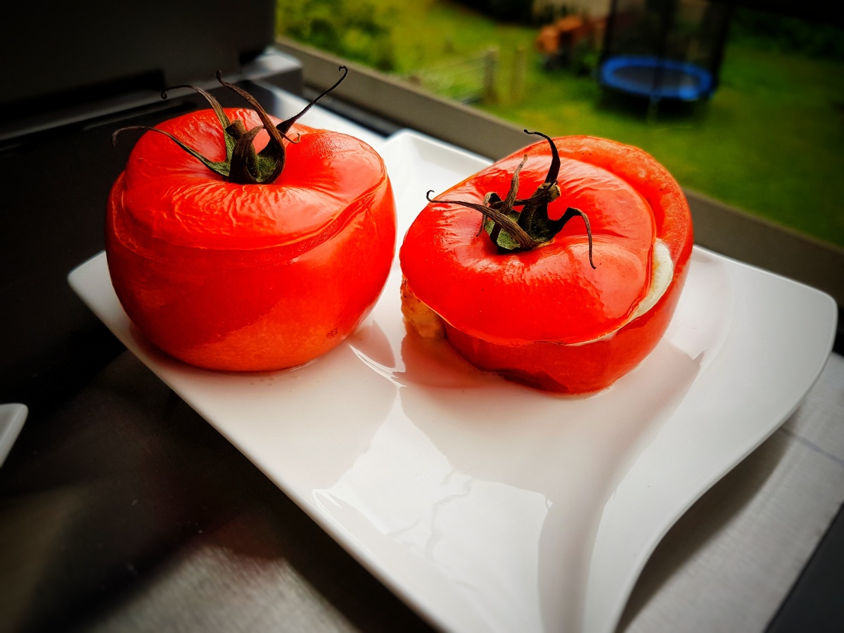 Gefüllte Tomate mit Mozzarella – Grillpfanne